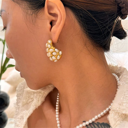 New hollow water drop imitation pearl earrings. Fashionable and simple golden ladies banquet exquisite gift